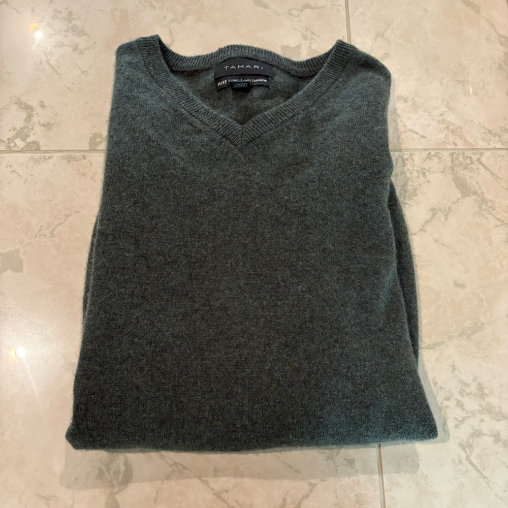 Never Worn Tahari Men's Dark Gray (Greenish) V-Neck Sweater 100% Cashmere
